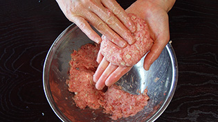 焼きムラが出ないように、平たく丸めて真ん中をくぼませている
