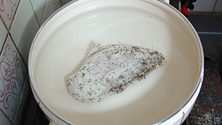 鍋に水を入れて火にかけ、沸騰したら弱火にし、鶏肉を入れて5〜6分火を通す