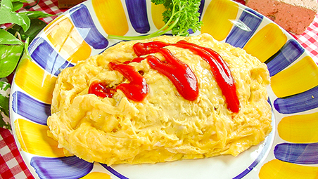 チキンライスを炊いて作る半熟オムライス