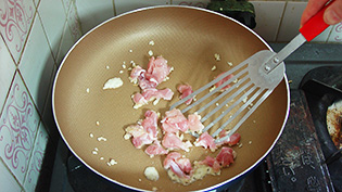 鶏肉を加えて炒めている