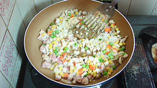 野菜を入れて炒めている