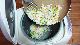 炊飯器にうつし、お米と同量の水を加える