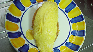 折り目を上にしてチキンライスの上にのせている