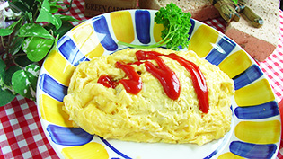 ケチャップをかけている
