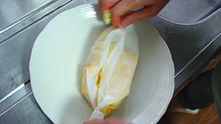 シートの両端をキャンディのように包んでいる