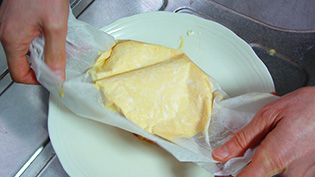 クッキングシートを広げ、チキンライスの上に逆さにしてのせている