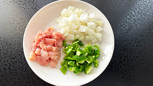 鶏肉、玉ねぎ、ピーマンは1cm角に切る