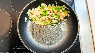 具材をフライパンの隅に寄せる